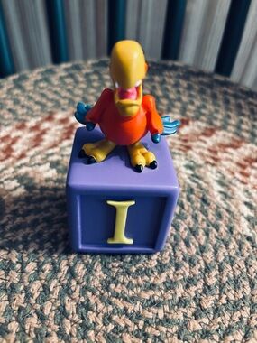 Grolier Disney Alphabet Letter Yellow “I” Ceramic Block With Iago From Aladdin